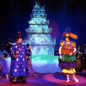 2005, ALADDIN: Emperor (Paul Grunert), Widow Twankey (Ian McKellen)  - Photo by Manuel Harlan