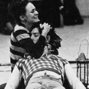 1976, ROMEO AND JULIET (1976): Francesca Annis (Juliet) and Ian McKellen (Romeo) in rehearsal of Act 5  - Photo by Nobby Clark