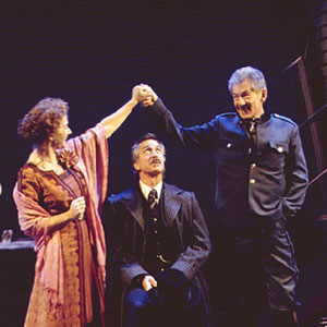 Helen Mirren (Alice), David Strathairn (Kurt), Ian McKellen (Edgar)