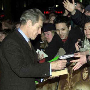 Ian McKellen, London premiere, Leicester Square, 10 December 2001.  Sir Ians wardrobe by <a href=http://www.johnvarvatos.com target =_blank>John Varvatos</a>.