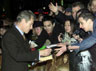 Ian McKellen, London premiere, Leicester Square, 10 December 2001.  Sir Ians wardrobe by <a href=http://www.johnvarvatos.com target =_blank>John Varvatos</a>.
