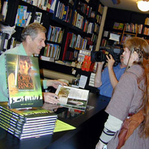 2002, THE LORD OF THE RINGS: THE FELLOWSHIP OF THE RING: Ian McKellen signing the FOTR Movie Guide for an Elf, Book Soup West Hollywood 19 January 2002  - Photo by Keith Stern