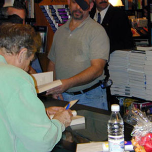 2002, THE LORD OF THE RINGS: THE FELLOWSHIP OF THE RING: Ian McKellen signing the FOTR Movie Guide, Book Soup West Hollywood 19 January 2002  - Photo by Keith Stern