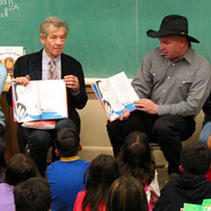 2002,   Ian McKellen, Garth Brooks, Trisha Yearwood: Read Across America, Hobart School, Los Angeles, 28 February  - Photo by Keith Stern