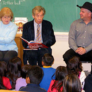 2002,   Ian McKellen, Garth Brooks, Trisha Yearwood: Read Across America, Hobart School, Los Angeles, 28 February  - Photo by Keith Stern