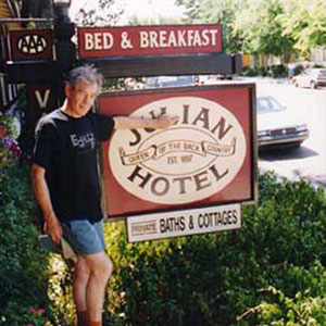 After doing 8 performances, 6 days a week, for 6 weeks, the cast were given a Sunday evening off.  With a luxurious 52 hours until the next show the 63 cast members scattered across the Western US � many to the Grand Canyon.  Sir Ian, Charlotte Cornwell, Stephen Moore, and Keith Stern headed for a little town in the mountains above San Diego, where the local inn was temporarily converted to the Ian Hotel.