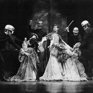 Ian McKellen (Pentheus) surrounded by his soldiers and the followers of Bacchus