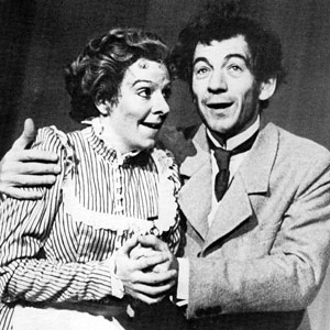 1985, THE CHERRY ORCHARD: Dunyasha (Selina Cadell) and Lopakhin (Ian McKellen)  - Photo by John Haynes
