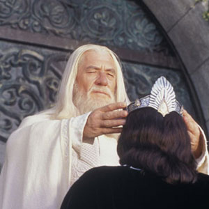 Gandalf (Ian McKellen) crowns Aragorn (Viggo Mortensen) King