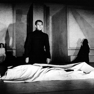 1985, THE DUCHESS OF MALFI: L to R: Eleanor Bron (The Duchess of Malfi), Ian McKellen (Bosola), and Laurence Rudic (Death).  - Photo by Jon Vere Brown