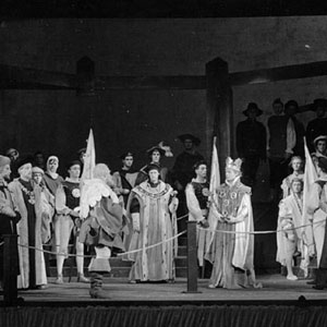 1959, HENRY IV PART 2 (Cambridge): I know thee not, old man -- Act V, Scene 5. Shallow (Ian McKellen) far right, King Henry (Derek Jacobi) center, Falstaff (Clive Swift) center, Lady Percy (Eleanor Bron) left rear in white hood..  - Photo by Edward Leigh