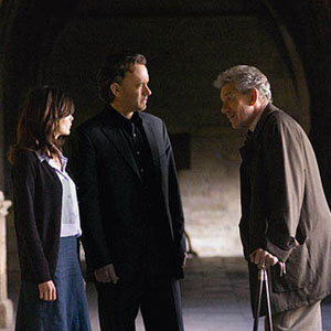 2006, THE DA VINCI CODE: Sophie (Audrey Tautou), Langdon (Tom Hanks), and Teabing (Ian McKellen) courtyard of Westminster Abbey (Lincoln Cathedral).  