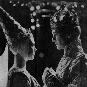 Richard II (Ian McKellen) and Queen Isabel (Lucy Fleming)