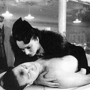 In the mortuary, Lady Anne (Kristin Scott Thomas) grieves over the body of her slaing husband as Richard approaches.