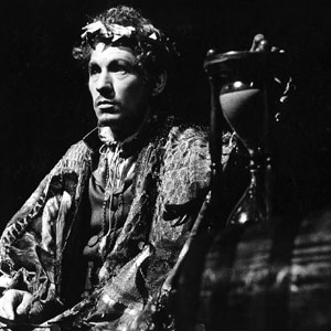 Dr Faustus (Ian McKellen)