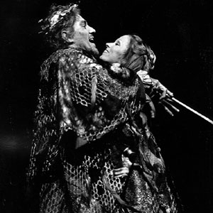 Duchess of Vanholt (Jean Gilpin) and Faustus (Ian McKellen)